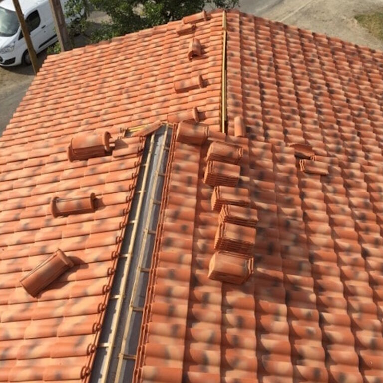 Toiture en tuiles rouges en cours d’installation