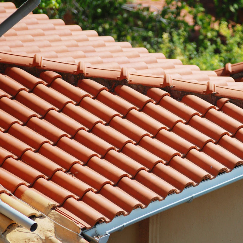 Toiture en tuiles rouges en terre cuite